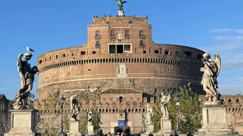 Besucher auf der Ponte Sant'Angelo vor der Engelsburg