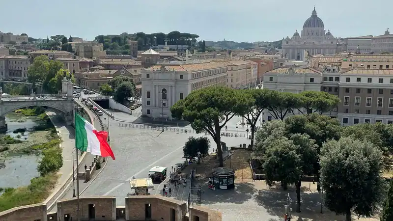 Blick von der Engelsburg auf den Petersdom und Vatikan