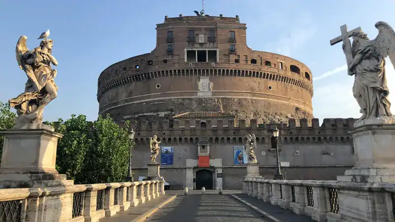 Engelsburg Fassade mit Bernini-Engelsstatuen