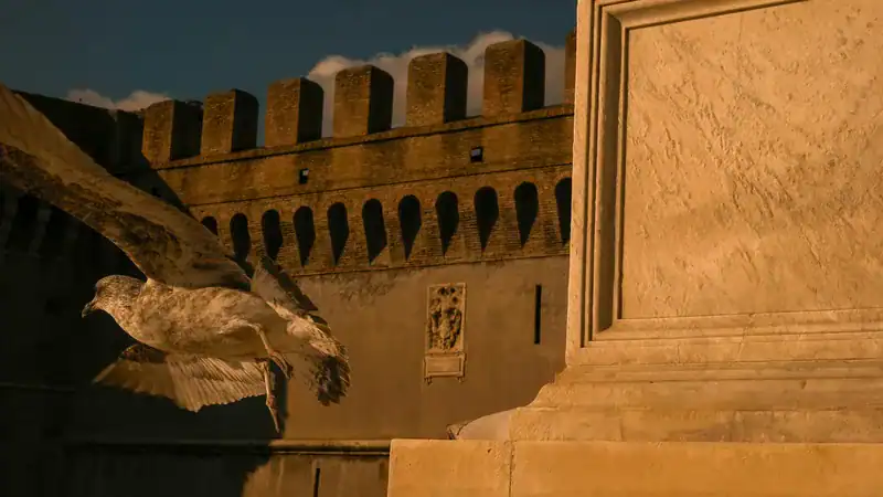 Mauerkrone der Engelsburg in der Goldenen Stunde