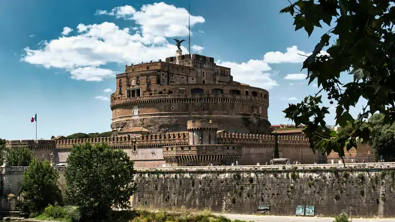 Engelsburg vom Tiber-Ufer aus gesehen