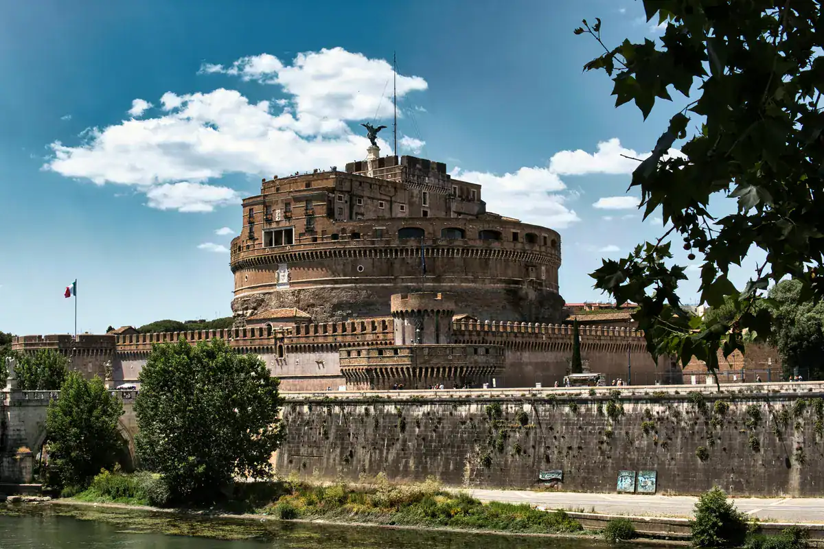 Engelsburg in Rom vom Tiber-Ufer aus gesehen, Festungsmauer und Rundbau bei Tageslicht