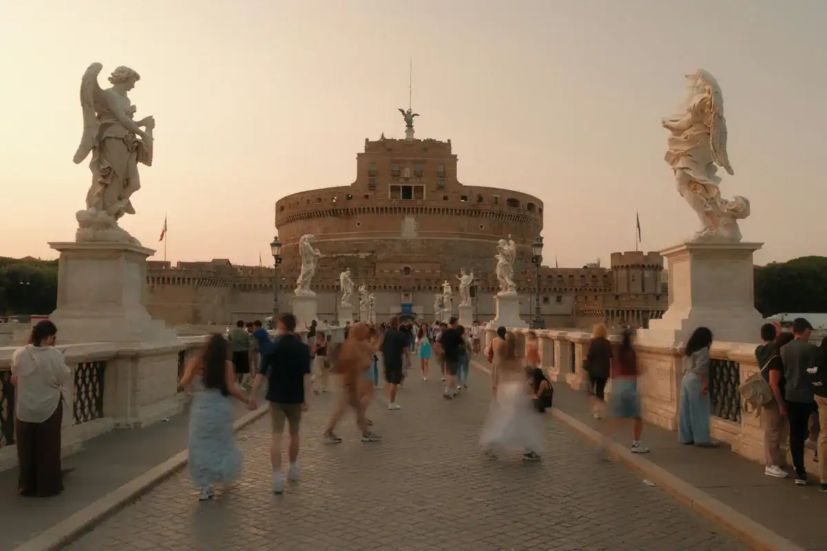 Engelsburg bei Goldener Stunde vom Tiber aus gesehen, Ponte Sant'Angelo mit Engelsstatuen im Vordergrund
