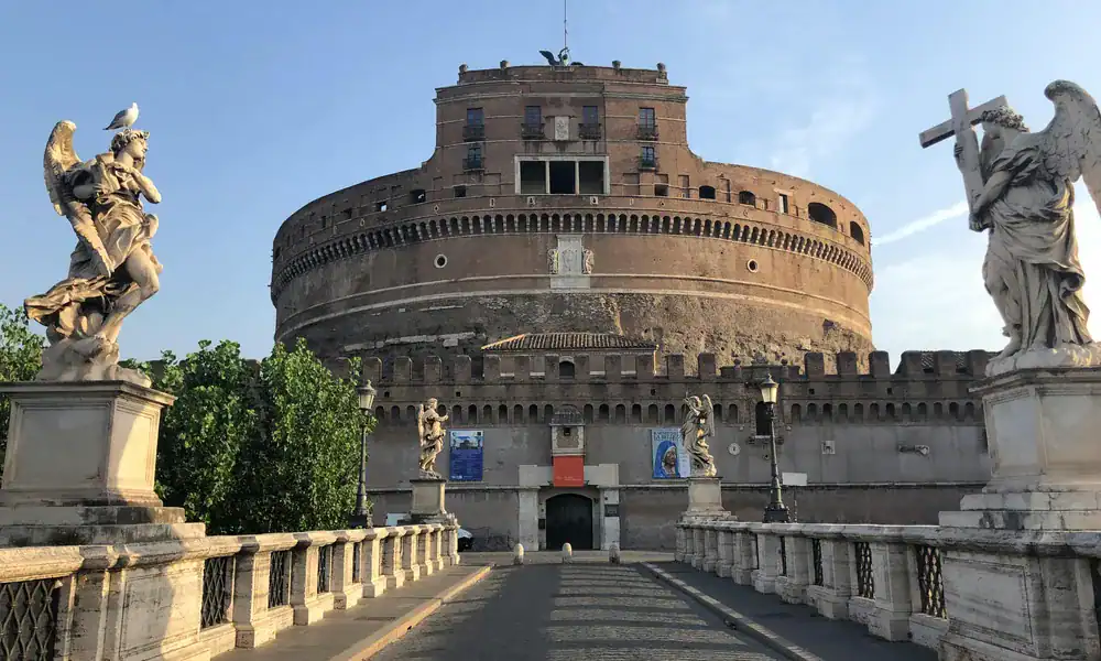 Haupteingang der Engelsburg am Ende der Ponte Sant'Angelo in den frühen Morgenstunden